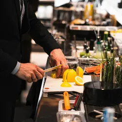 Hotel tip calculator — housekeeping, valet and bellhop tipping guide