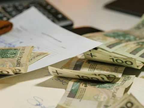 Cash desk at a restaurant counter where the bill itemizes a service charge versus a tip